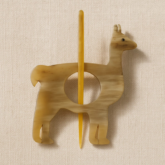 Broche ticuna en forma de alpaca