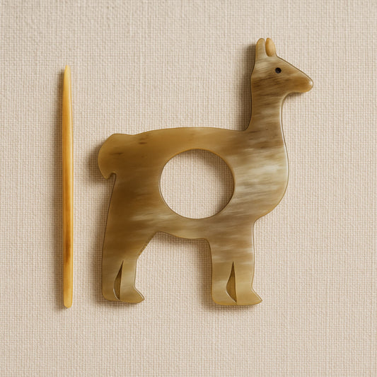 Broche ticuna en forma de alpaca