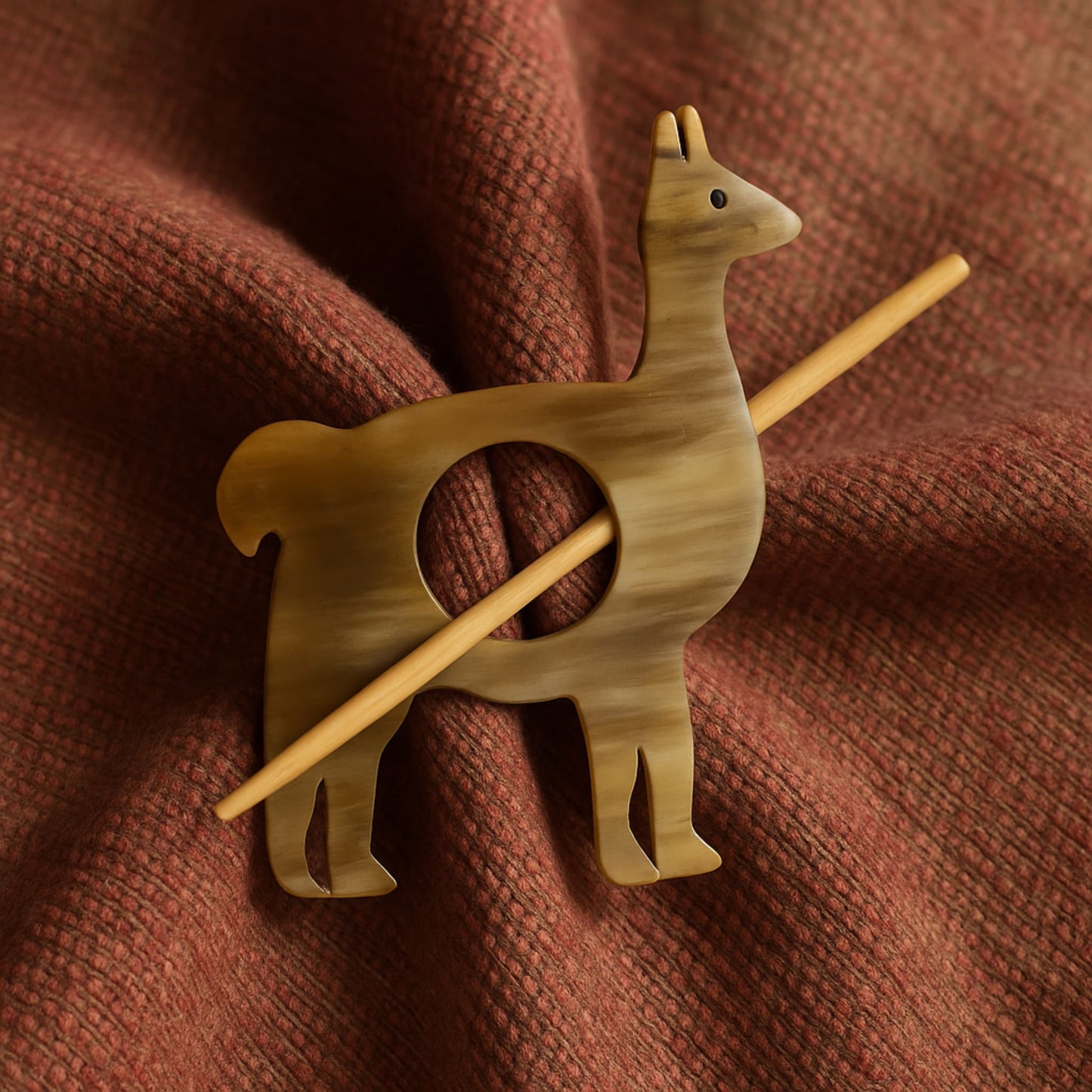 Broche ticuna en forma de alpaca